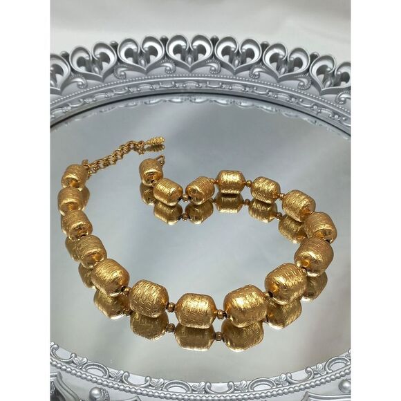 MONET signed golden textured barrells necklace - Picture 5 of 5